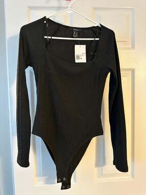 Forever 21 NWT Ribbed Sweetheart Neckline Long Sleeve Black Bodysuit Medium